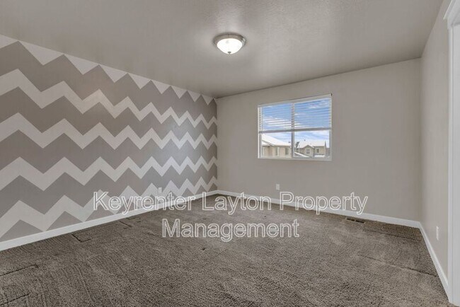 Building Photo - 2415 Wellington Dr