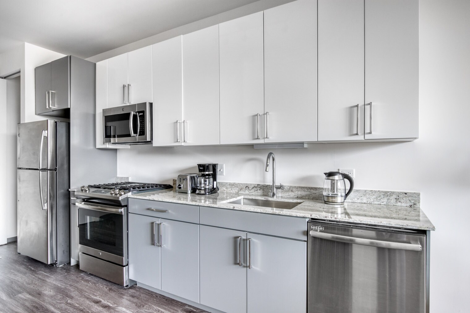 Building Photo - 2340 N California Ave