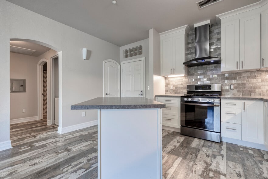 Primary Photo - 550 Park Blvd