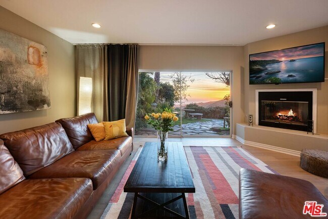 Building Photo - 4350 Hillview Dr