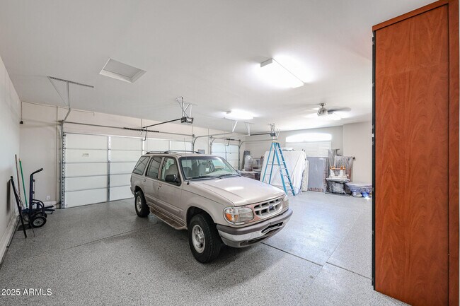 Building Photo - 6327 E Dixileta Dr