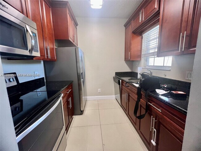 Building Photo - 660 Cypress Club Way