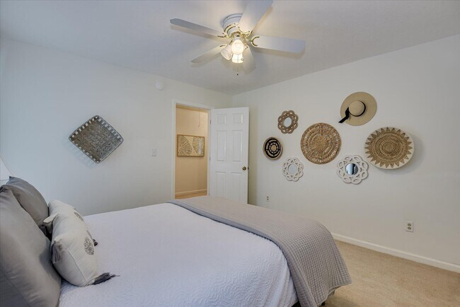 Building Photo - 869 Hickory Ridge Rd