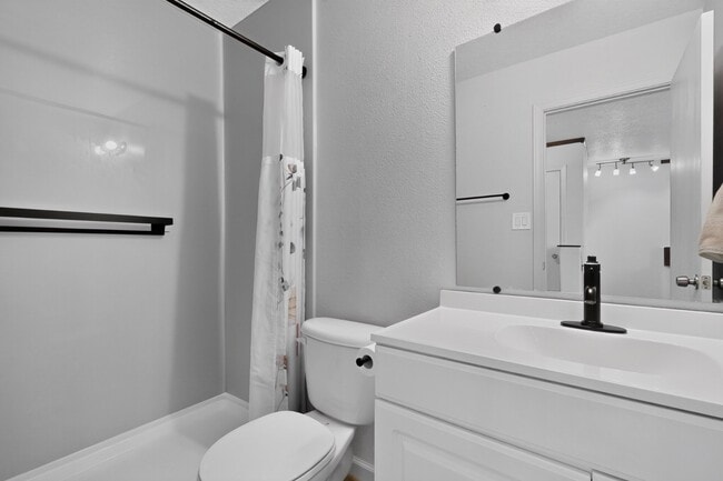 Building Photo - 624 Torretta Dr SW