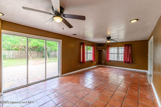 Building Photo - 320 Pine Tree Dr