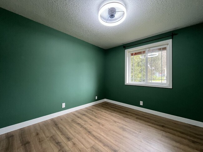 Building Photo - Beautifully Maintained Single-Level 3 Bedroom Home in North Plains Featuring Flexible Living Spac...