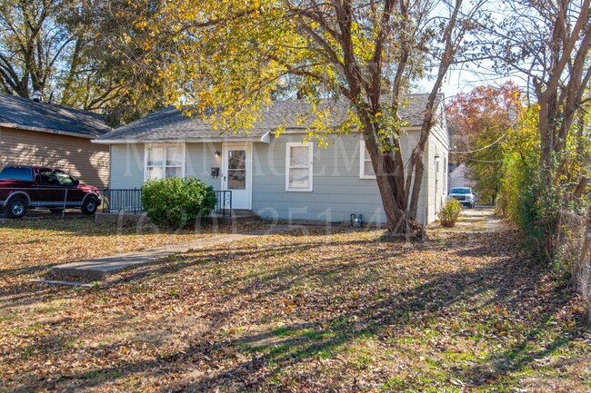 Building Photo - 2 Bedroom 1 Bath