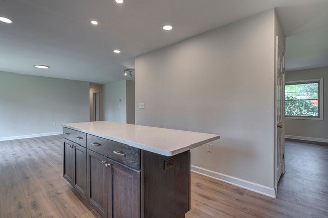 Building Photo - 507 Stonegate Dr