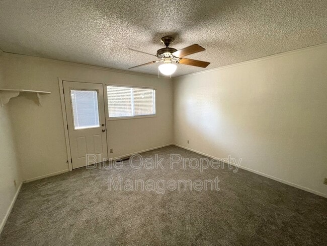 Building Photo - 930 St Clair Dr