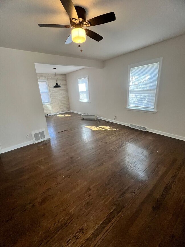 Building Photo - 3 Bedroom Home with 1.5 Bathrooms