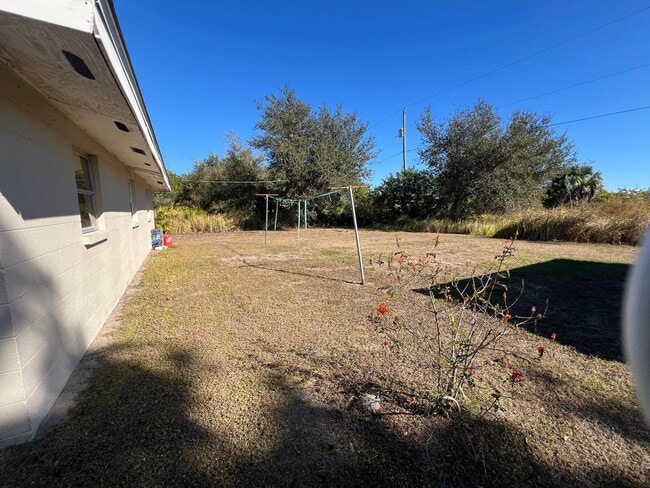 Building Photo - 2/1 Duplex in Punta Gorda