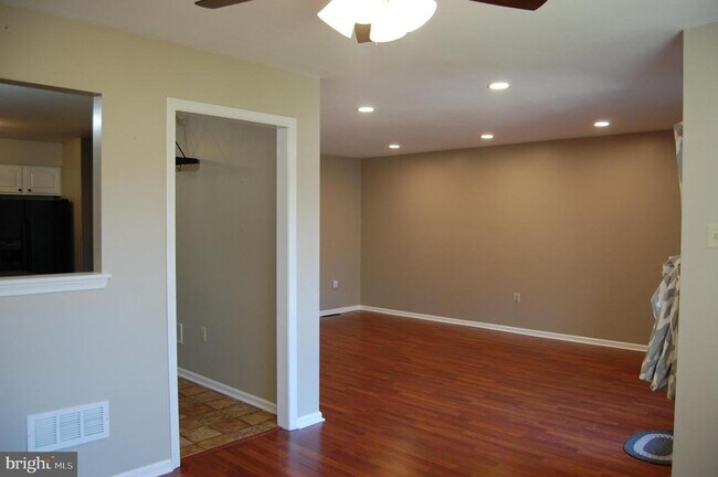 Building Photo - 131 Red Haven Dr