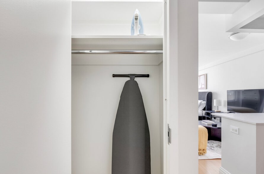 Building Photo - 340 E 51st St