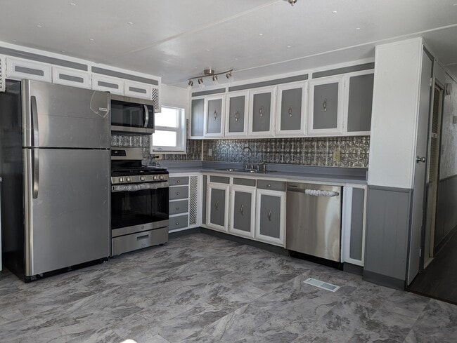 Building Photo - 3189 Eastview Rd