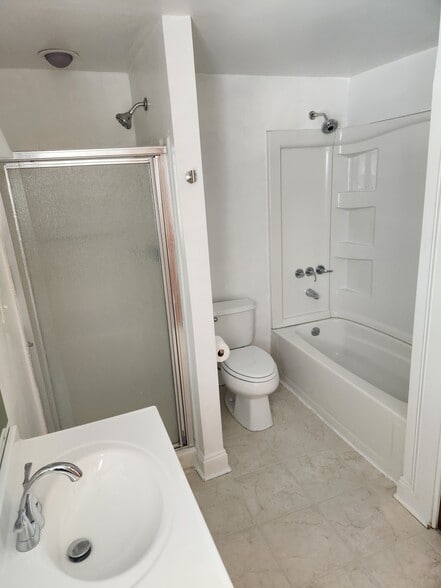Bath - Walk-in Shower plus tub - 245 Center St