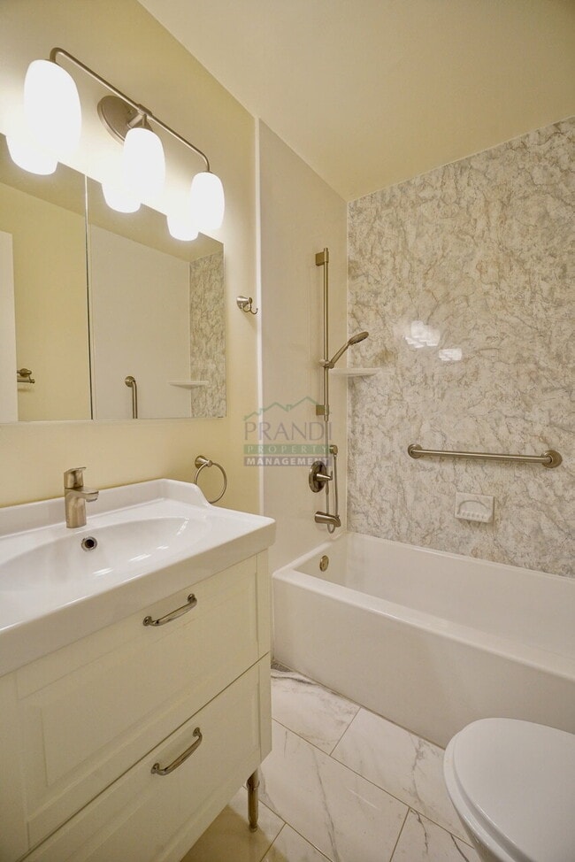 Building Photo - Available Now! 3 Bedroom San Rafael House