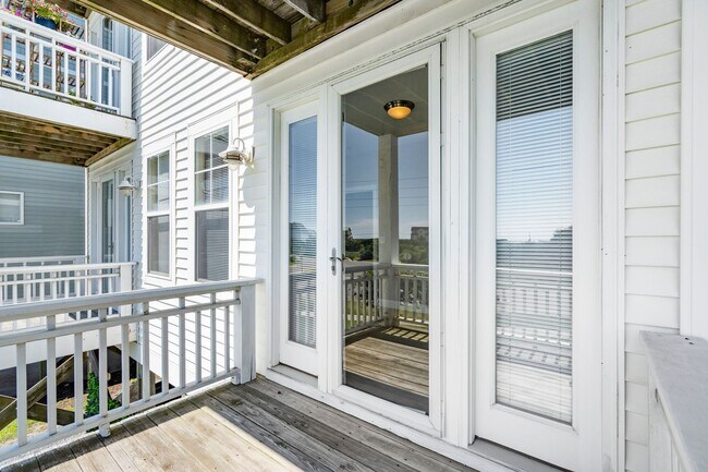 Building Photo - 3 bedroom, 2 1/2 bath unfurnished Townhouse located in Surf City-Ocean views