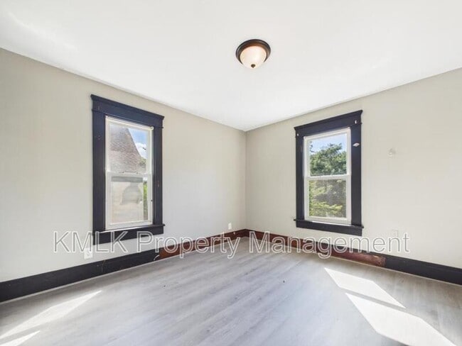 Building Photo - 701 Kling St