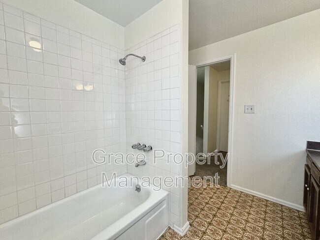 Building Photo - 5728 S Kenton St