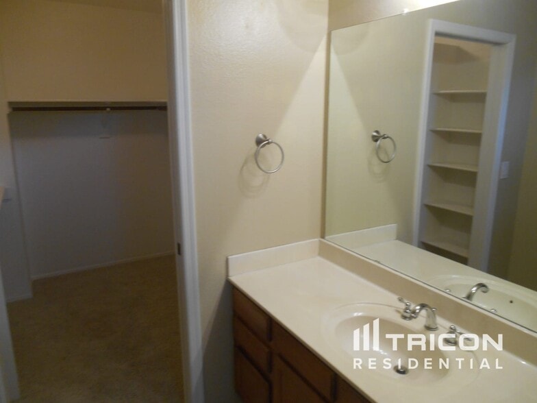Building Photo - 4772 W Tonto Dr