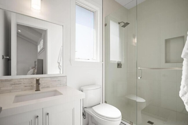 Building Photo - 712 E Avenue Unit