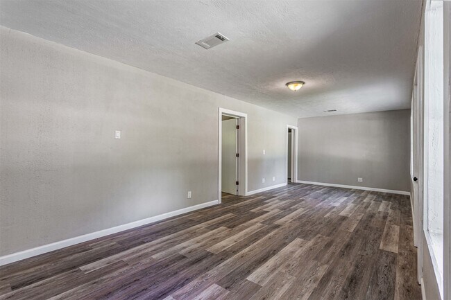 Building Photo - 608 W Lobit Ave