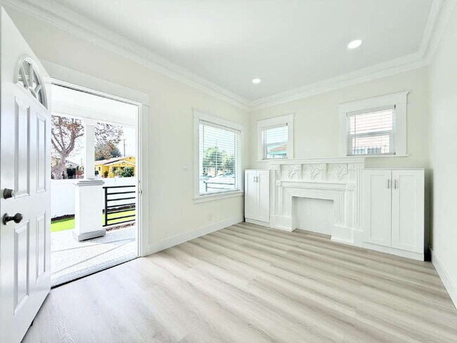 Building Photo - 1313 W 84th Pl