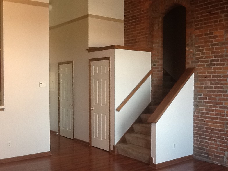 steps to first level bedroom - 544 S Front St