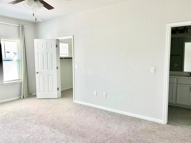 Building Photo - 9908 Thane Way