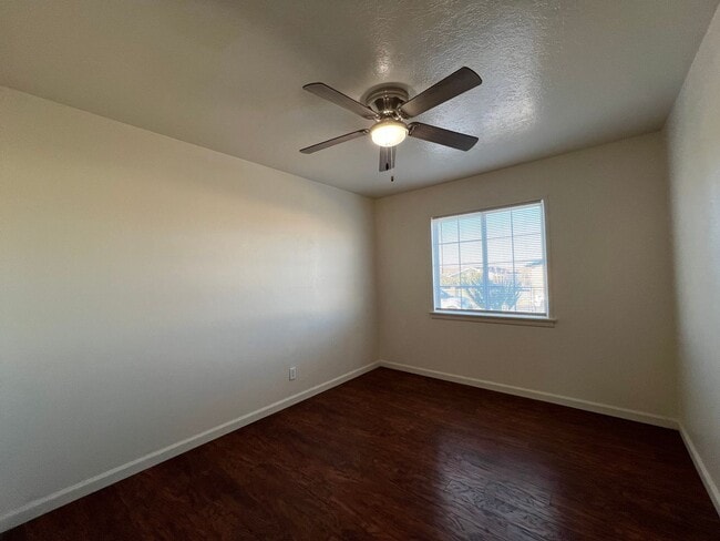 Building Photo - 3 Bedroom 1 Bathroom House with Huge Fenced Yard Near Schools, Park & Community Pool