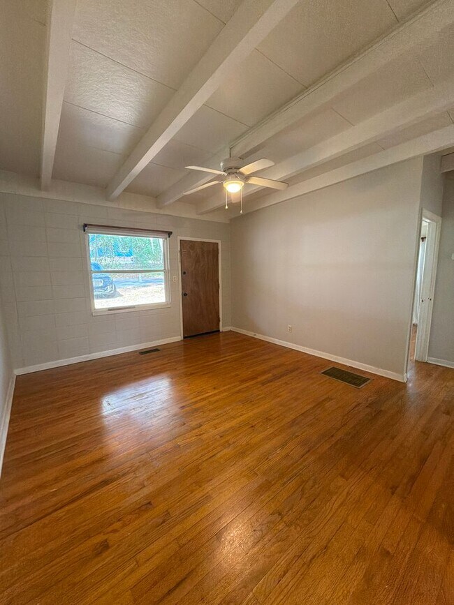 Building Photo - 717 Edgewood St