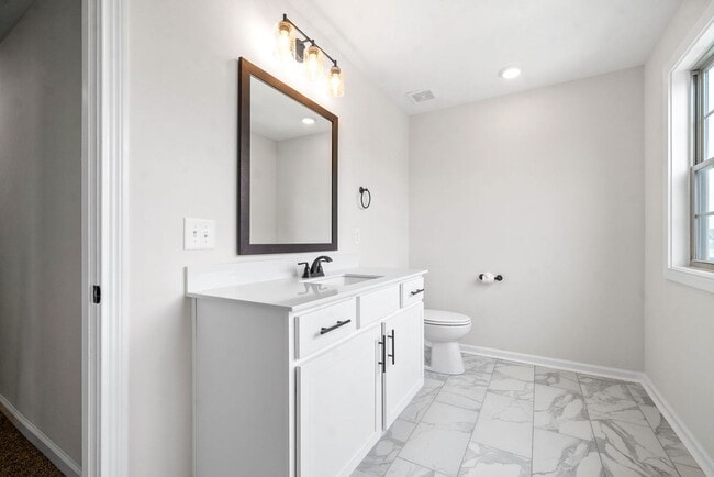 Building Photo - Dog Friendly Four Bedroom Near I24!