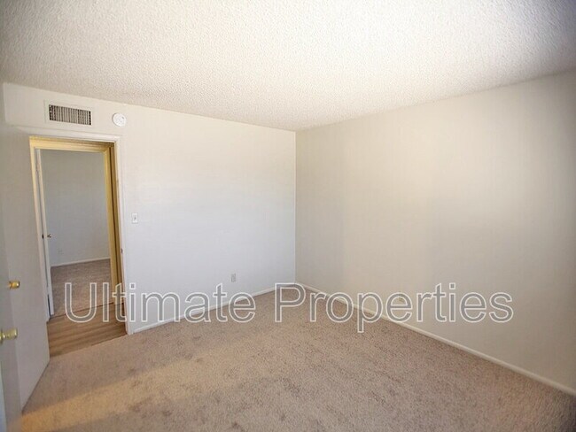 Building Photo - 6043 N 71st Ln