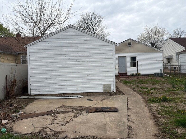 Building Photo - 1604 S Kneer Ave