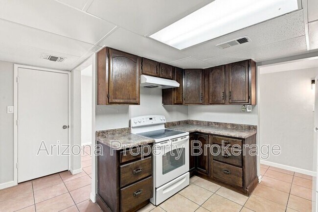 Building Photo - 3302 W Solano Dr S