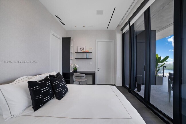 Building Photo - 17141 Collins Ave