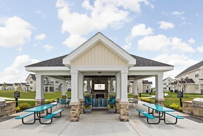 Building Photo - 901 Kelly Green Ln