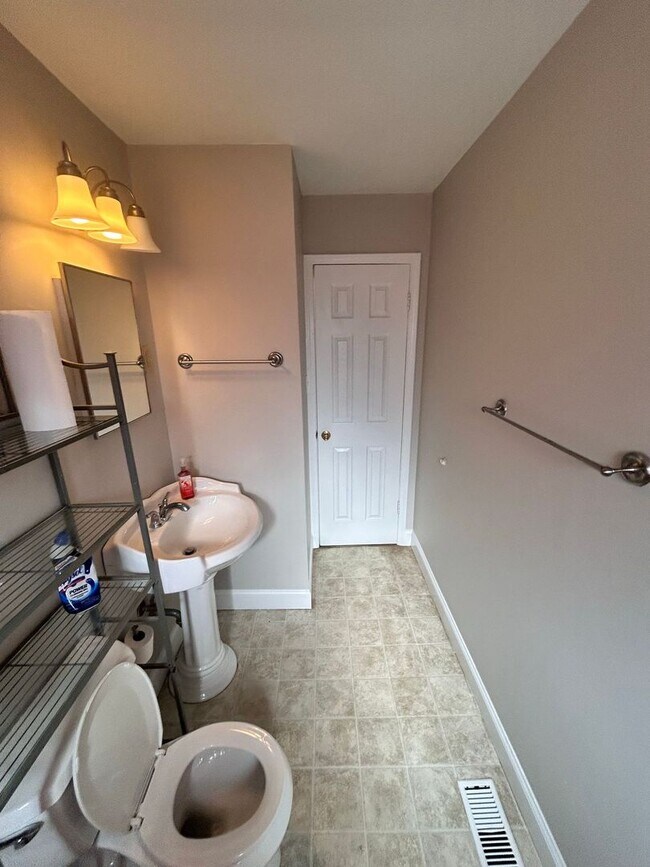 Building Photo - 3 Bedrooms off Mt. Gallant!!