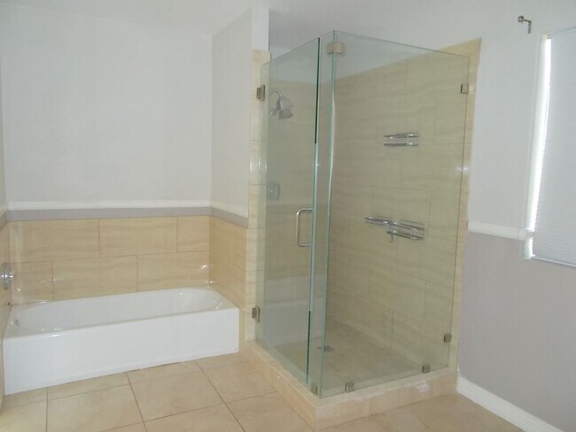 Building Photo - Spacious Estate on Nearly an Acre!