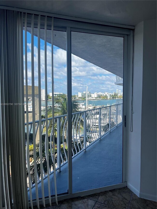 Building Photo - 7601 E Treasure Dr