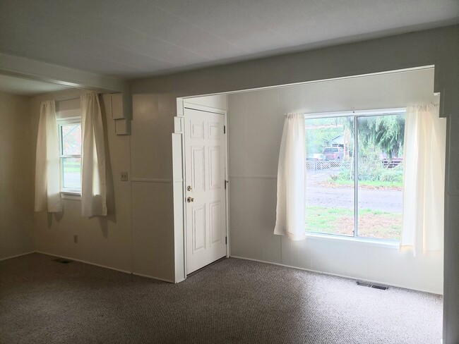 Building Photo - Charming Cottage in Woodburn with Large Yard!