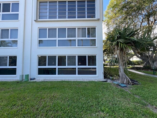 Building Photo - 3401 Spanish Trail