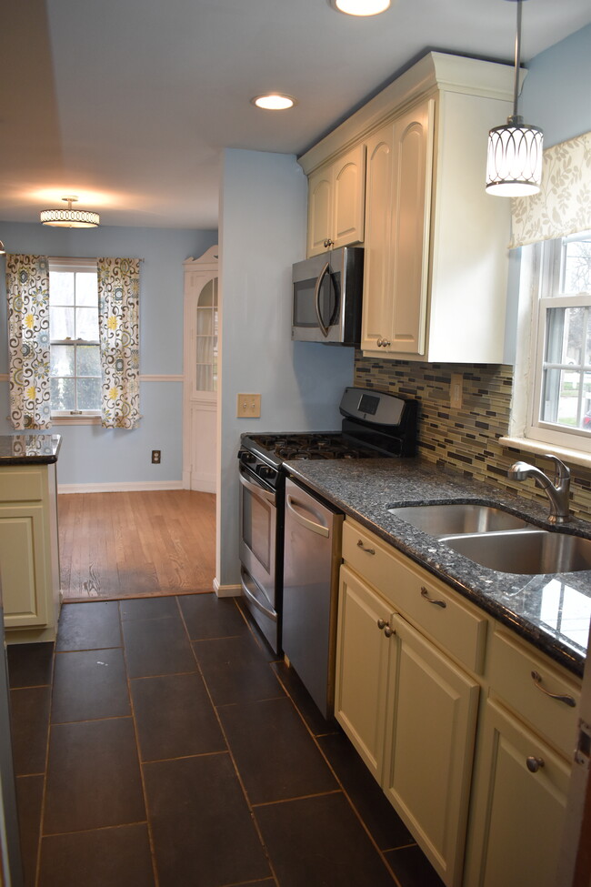 Tile floor & blue quartz counter tops - 18921 Coffinberry Blvd