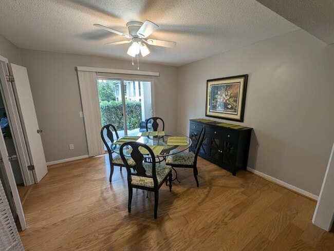 Building Photo - Furnished rental Forest Acres