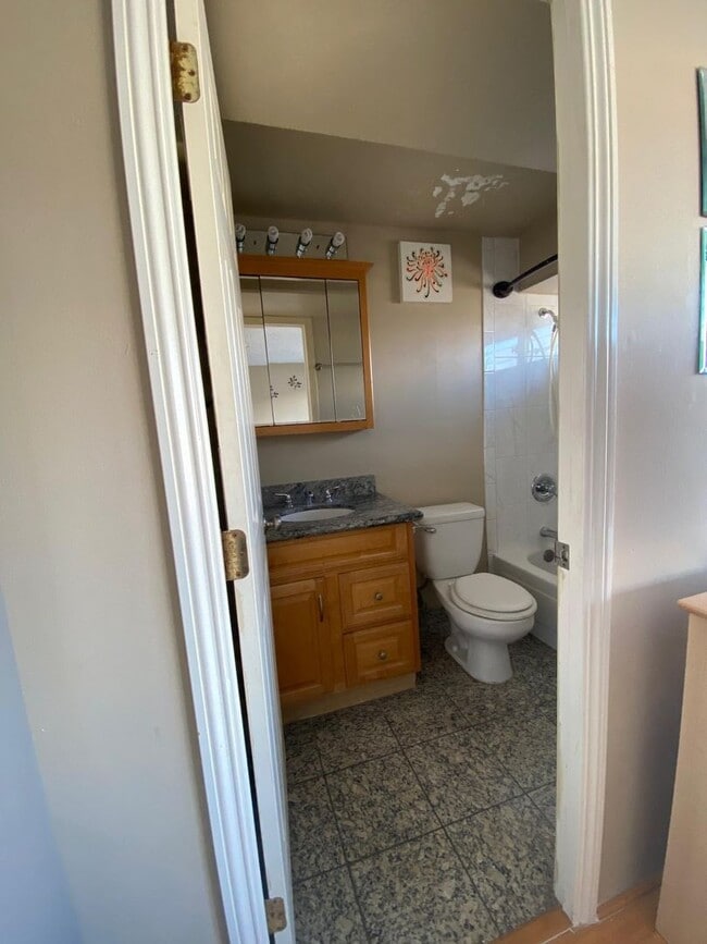 Building Photo - Furnished Studio at Regency Tower * Parking * AC