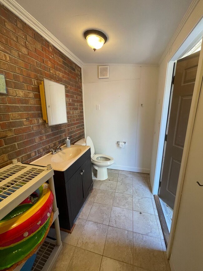 Building Photo - Large 4/4 House in Maplewood $2,650