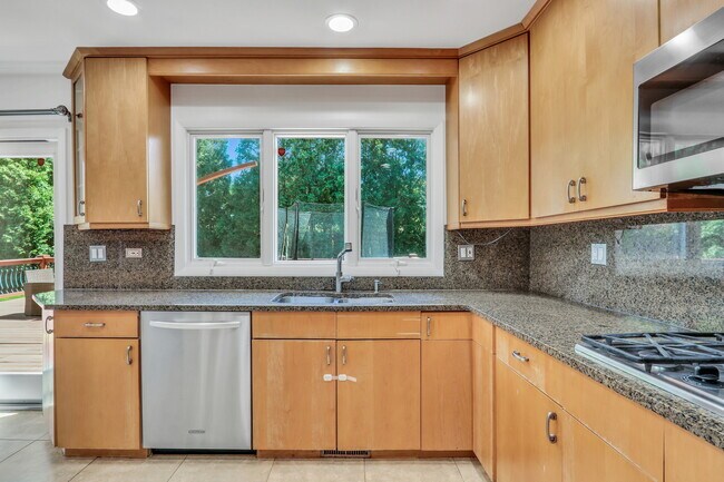 Building Photo - 107 E Burr Oak Dr