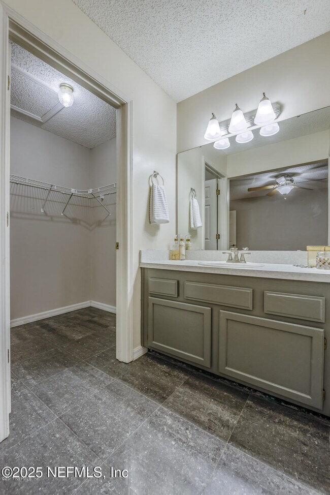 Building Photo - 4570 Blue Stream Ln N