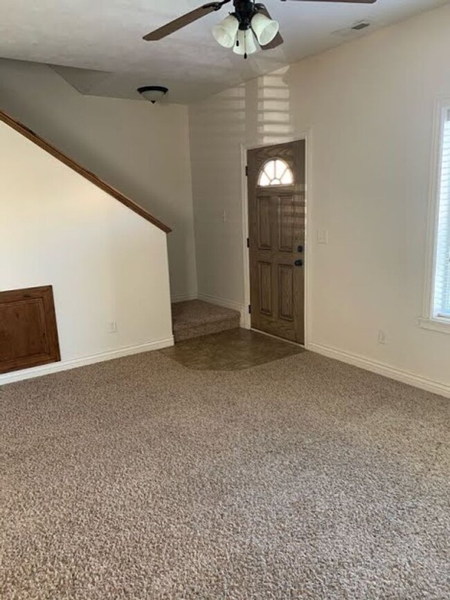 Building Photo - 3 Bed 2.5 Bath ROCK CREEK TOWNHOME in Rexb...