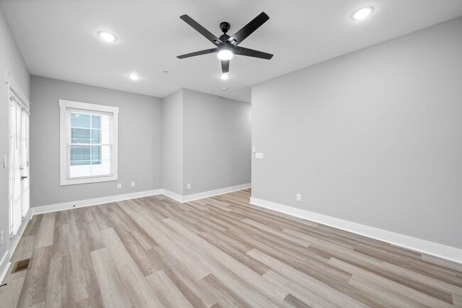 Building Photo - Gorgeous 3 Story 4 Bedroom Pet Friendly Home For Rent!